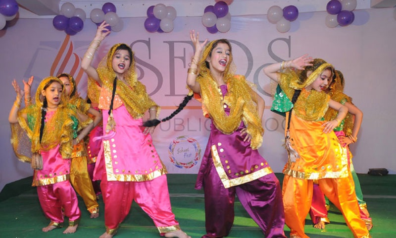 غیر اخلاقی ڈانس پر 18 اساتذہ معطل