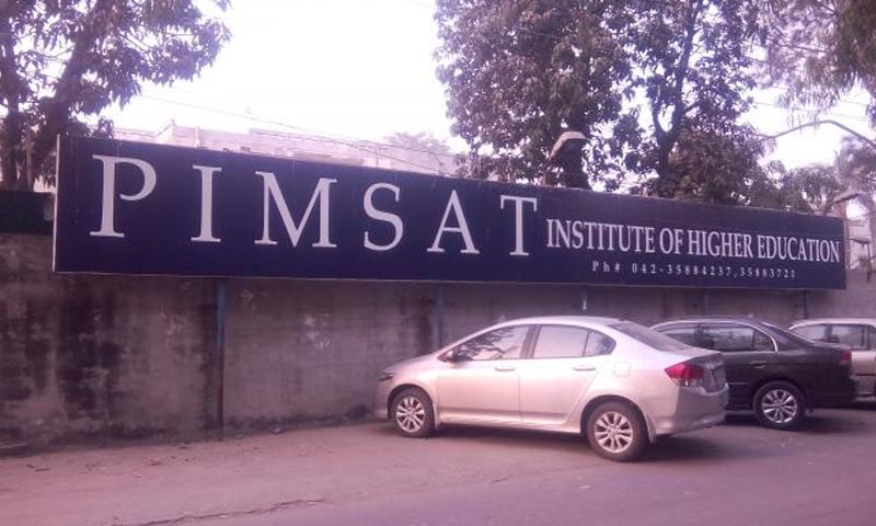 ڈگریوں کی عدم تصدیق : طلبا کا سپریم کورٹ کے باہر احتجاج