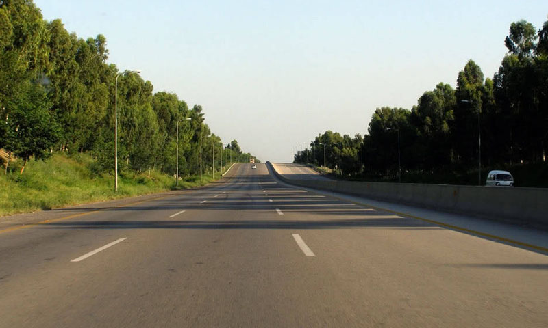 چینی انجینئرز کا پنجاب پولیس پر تشدد، سرکاری تنصیبات کی بجلی منقطع موٹروے کو مسافر گاڑیوں کے لیے بند کر دیا گیا