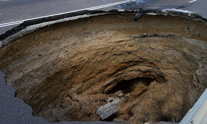 لاہور: نئی سڑک پہلی بارش میں ہی بیٹھ گئی