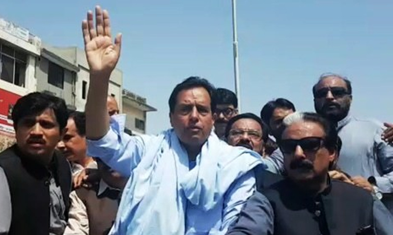 ن لیگی رہنما کیپٹن (ر) صفدر کو لے کر پولیس ایئرپورٹ کے لیے روانہ