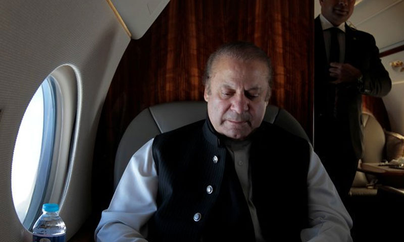 نوازشریف کو صرف ائر ایمبولینس میں سفر کرنے کی اجازت ڈاکٹرز کے مطابق اسٹیرائیڈز کے ذریعے پلیٹ لیٹس کو مزید گرنے سے روکنے کی کوشش جاری ہے جب کہ سابق وزیراعظم کی شوگر اور بلڈ پریشر بھی بدستور کنٹرول سے باہر ہیں