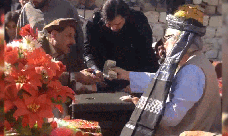 NA-45 میں پی ٹی آئی امیدوار نے نقدرقم بانٹنا شروع کر دی | urduhumnews.wpengine.com