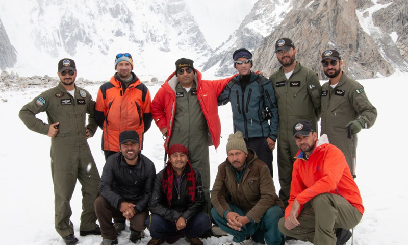 پاک فوج نے لاتوک چوٹی پر پھنسے روسی کوہ پیما کو ریسکیو کر لیا | urduhumnews.wpengine.com