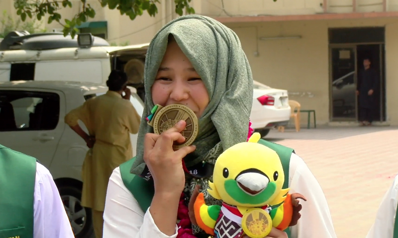 کانسی کا تمغہ جیتنے والی نرگس کوئٹہ پہنچ گئی