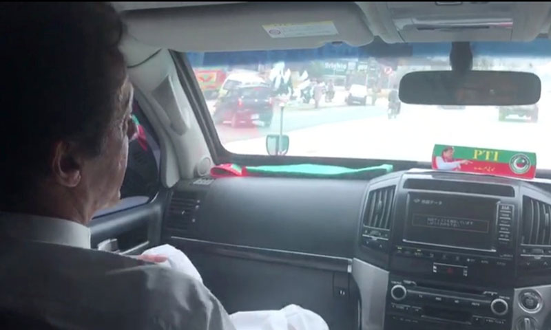 عمران خان بنا پروٹوکول کے پشاور کی سٹرکوں پر |HUMNEWS.PK