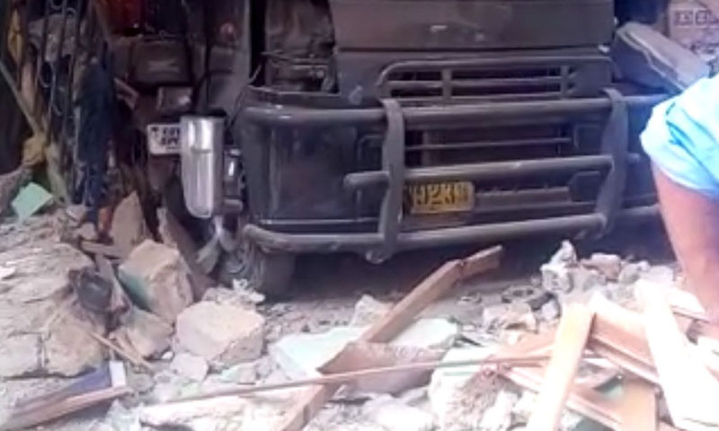 کراچی میں دستی بم حملہ، ایک شخص جاں بحق 6 زخمی