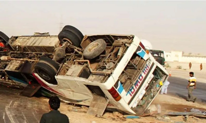 لسبیلہ: مسافر کوچ الٹنے سے 8 افراد جاں بحق