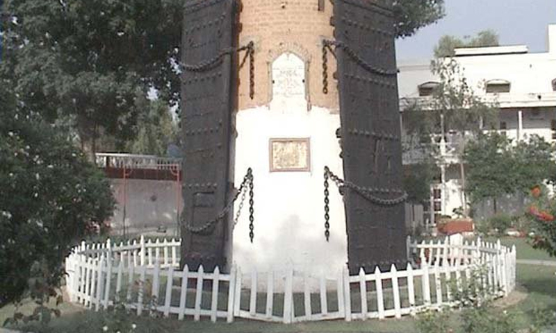 100 سال قید کی سزا بھگتنے والا دروازہ سیاہ دیوہیکل دروازہ زنجیروں میں کیوں قید ہے؟ |urdurevamp.wpenginepowered.com