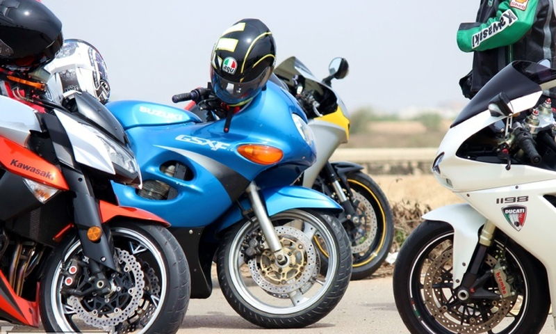 کراچی کی سڑک پر ہیوی بائیک رائیڈرز کا فن کا مظاہرہ | urduhumnews.wpengine.com