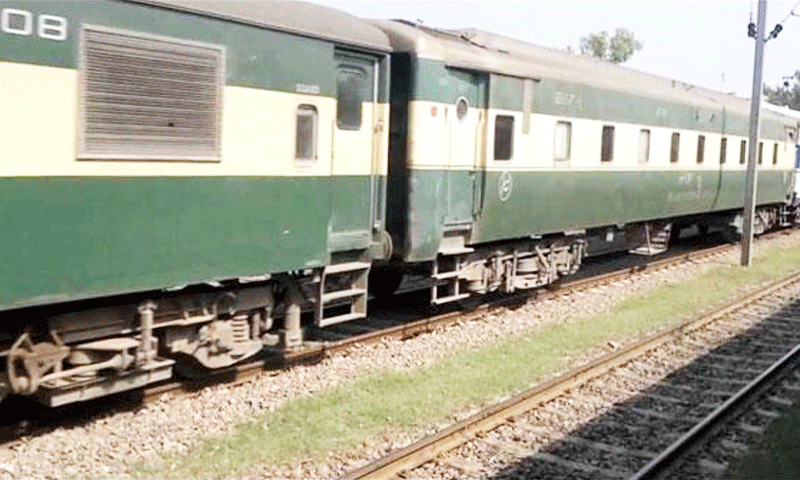 سکھر ایکسپریس کی دو بوگیاں پٹری سے اتر گئیں|HUMNEWS.PK