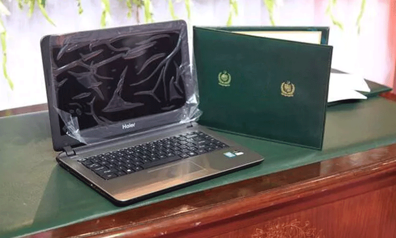 کراچی، فہرست میں نام آنے کے باوجود مختلف جامعات کے طلباء کو لیپ ٹاپ نہ ملے