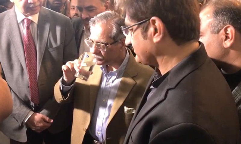 تھر کے واٹر پلانٹ سے پانی پینے کے بعد سے پریشان ہوں، چیف جسٹس