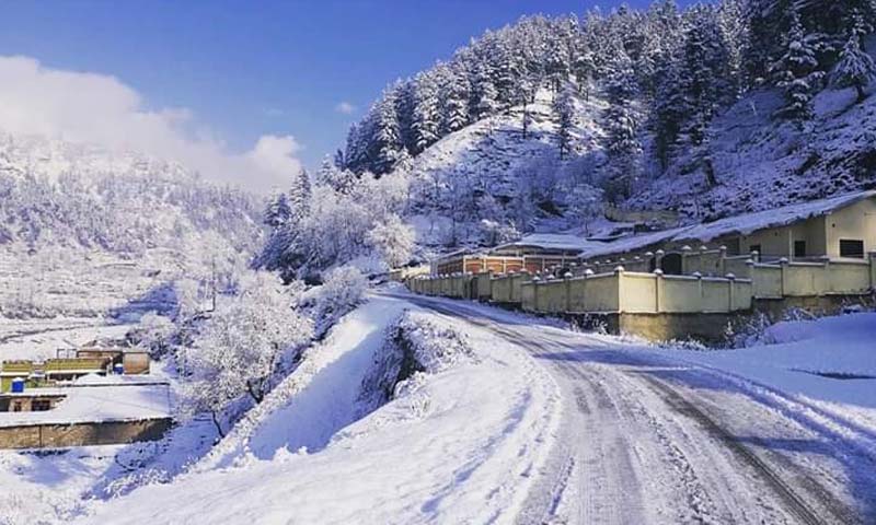 مختلف شہروں میں گرج چمک کے ساتھ بارش، بالائی علاقوں نے برف کی چادر اوڑھ لی