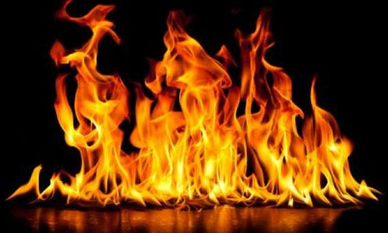 کراچی: فرنیچر کی دکانوں میں لگنے والی آگ پر قابو پالیا گیا