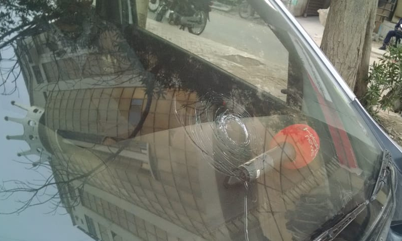 کراچی: مسلح ملزمان کا ہم نیوز کی گاڑی پر حملہ