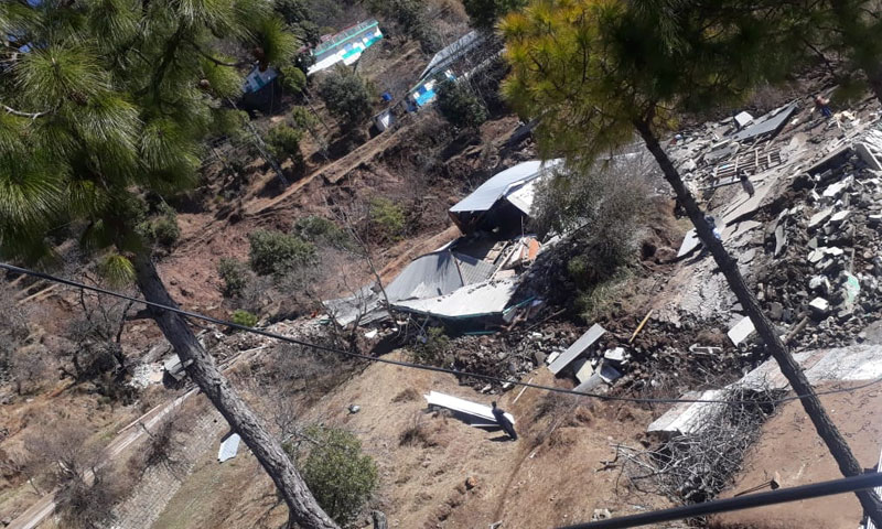 مری میں لینڈ سلائیڈنگ سے درجنوں مکانات تباہ