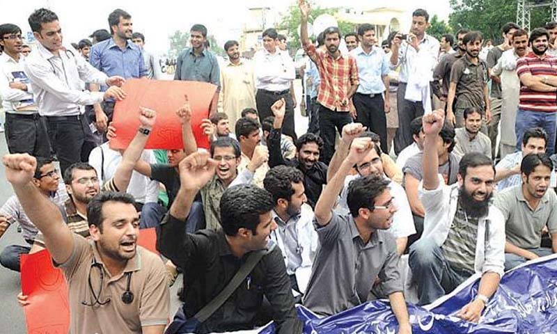 حیدرآباد: حکومت کا ہڑتالی ڈاکٹرز کیخلاف کارروائی کا فیصلہ گرینڈ ہیلتھ الائنس کا مکمل طور پر ہڑتال ختم کرنے کا اعلان