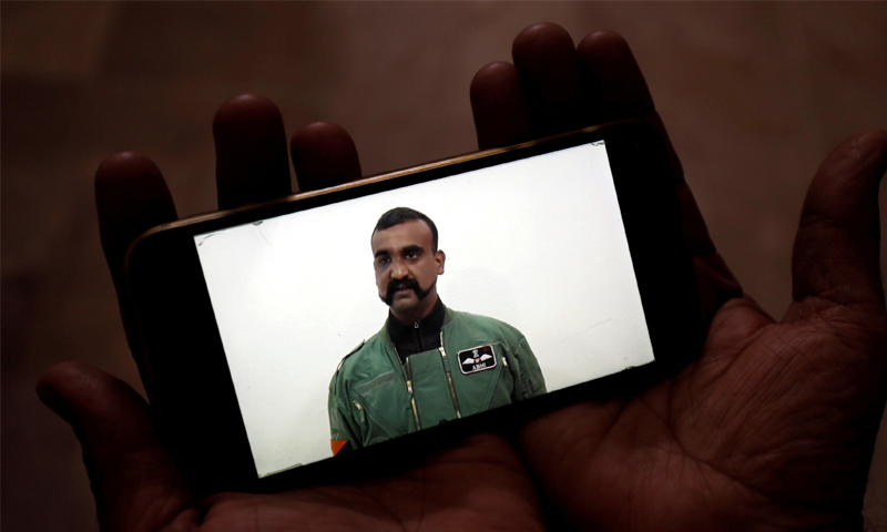 بھارتی میڈیا کے ہیرو ابھی نندن کا اپنے دیس میں بے دلی سےاستقبال