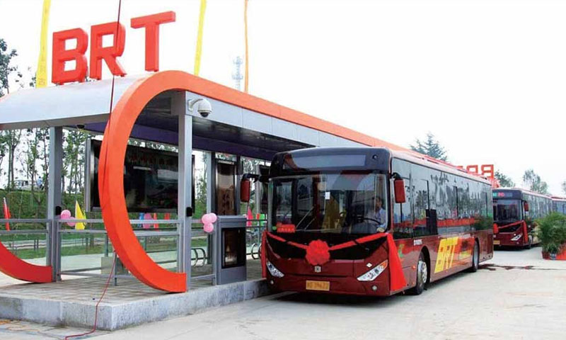 بی آر ٹی میں سفر کرنا ہے تو ویکسین لگوائیں