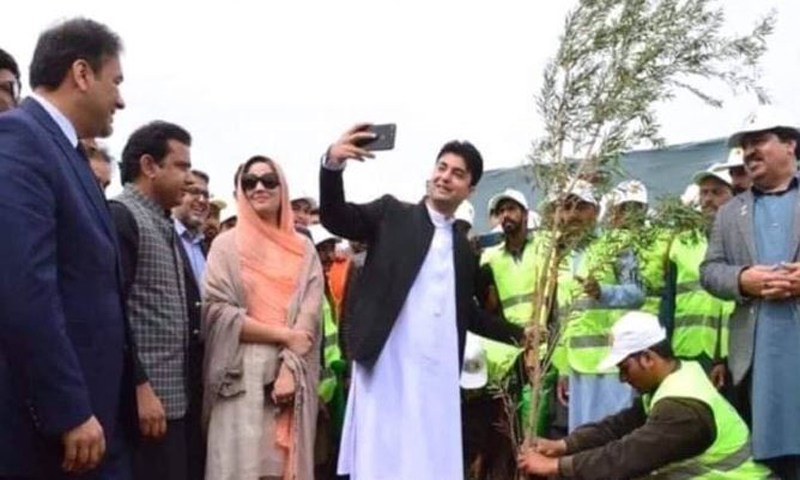 سیلفیوں کی سیلفیوں کے لیے حکومت، احسن اقبال کے تبصرے پر ٹویپس کا شغل سیلفیوں کی سلیفیوں کے لیے حکومت