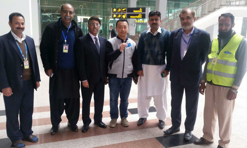 شاباش: ایوی ایشن کے پورٹر نے چینی باشندے کو پرس واپس کردیا