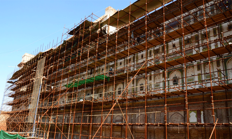 شاہی قلعے میں دنیا کی سب سے بڑی پکچر وال کی بحالی کا کام جاری