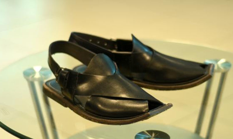 فرانس: ’کرسٹیان لوبوٹن‘ نے ’عمران سینڈل‘ متعارف کرادیا