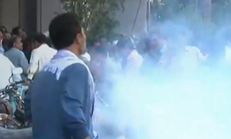 کراچی میں اساتذہ پر پولیس کی شیلنگ، لاٹھی چارج