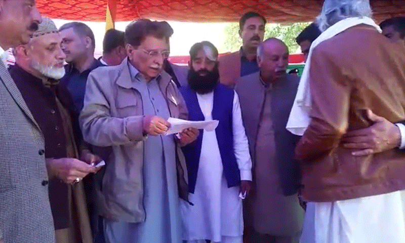 آزاد کشمیر: بھارتی پائلٹ کو پکڑنے والوں میں دس دس ہزار روپے کے چیک تقسیم