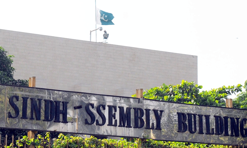 سندھ اسمبلی میں پی ٹی آئی اراکین کی ایم ایم اے کے رکن پر حملے کی کوشش