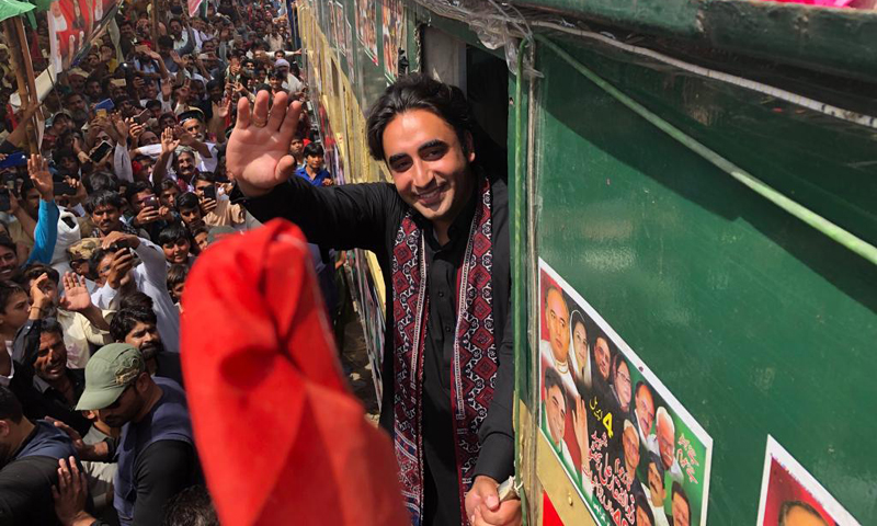 کاروان بھٹو‘ لاڑکانہ پہنچ گیا : کارکنان کی گلپاشی، بھنگڑے اور نعرے’