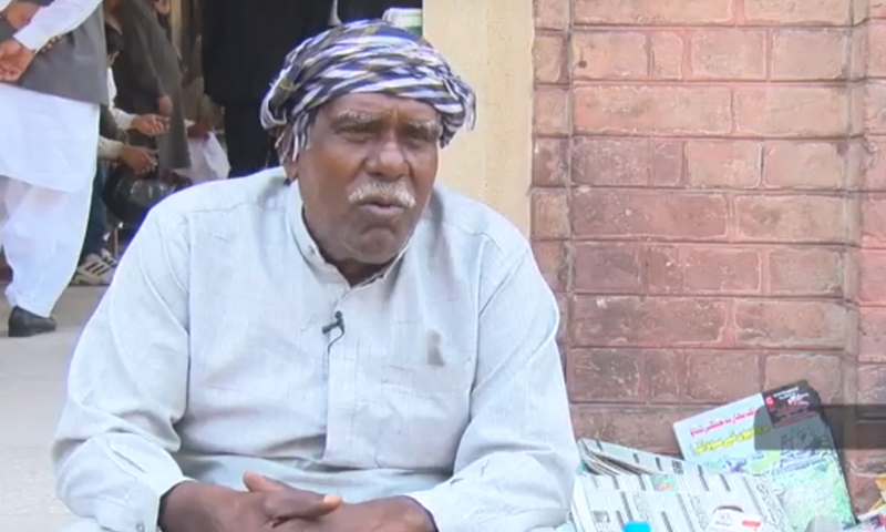 لاہور ہائیکورٹ میں سائلین کی مدد کرنے والا بوڑھا اخبار فروش
