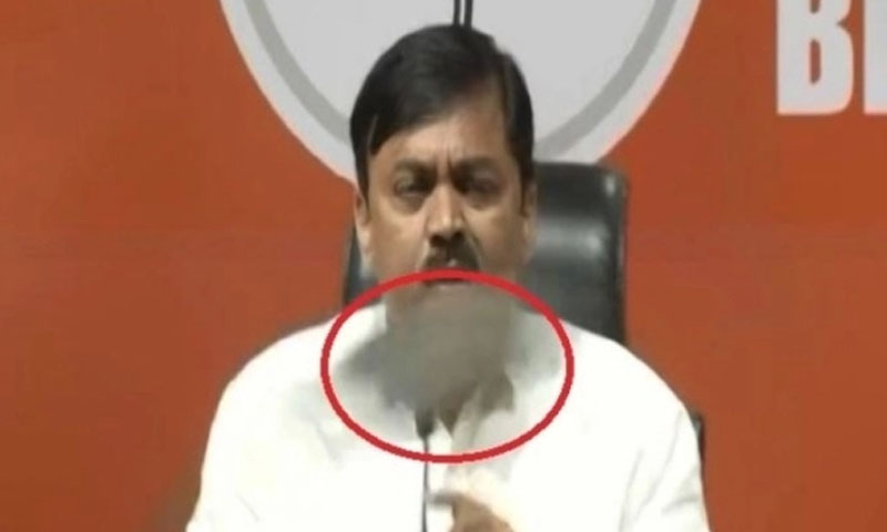 بھارت: بی جے پی کے ترجمان جی وی ایل نرسمہا راؤ کو جوتا پڑ گیا