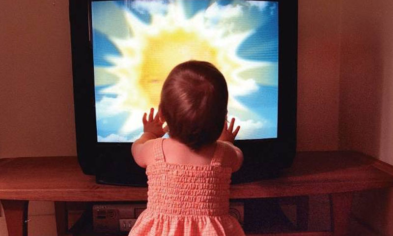 ڈبلیو ایچ او کی وارننگ: شیرخوار کو ٹی وی نہ دکھائیں