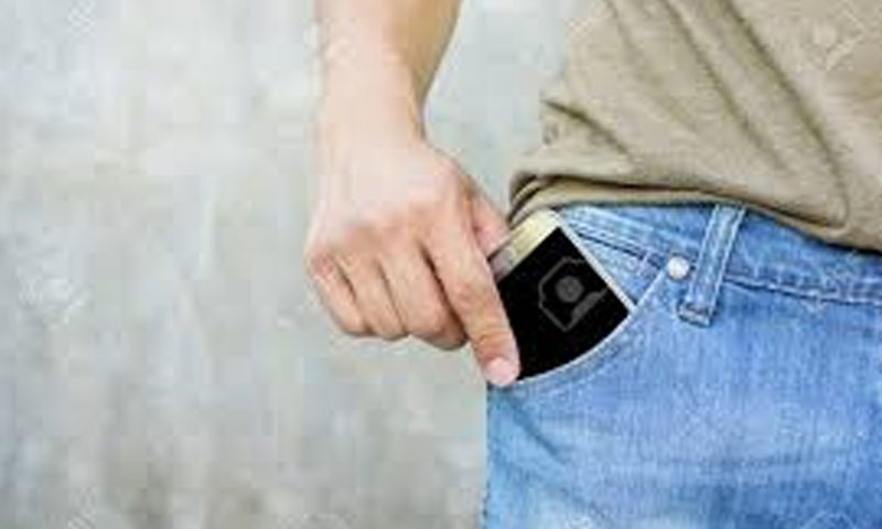 خبردار: اسمارٹ فونز کا بے دریغ استعمال بانجھ پن کو فروغ دینے لگا