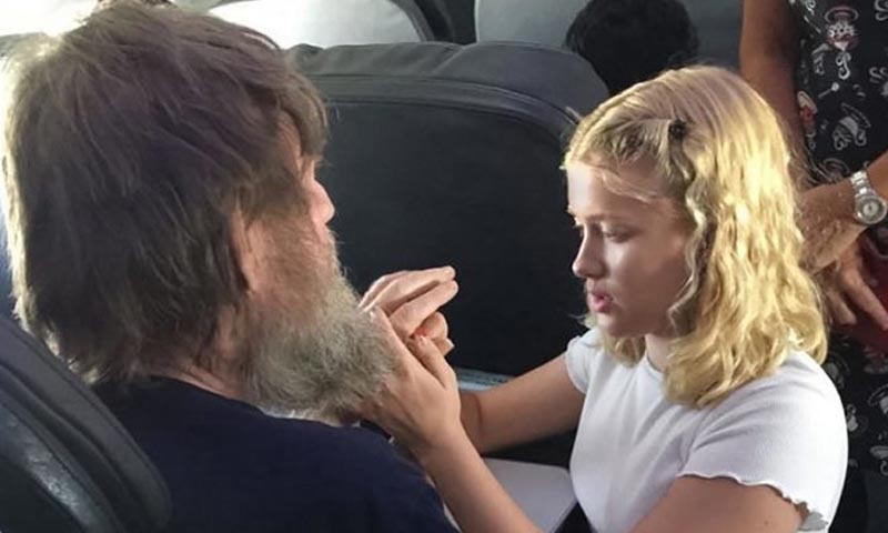 طیارے میں سوار شخص نے سب کو الجھن میں ڈال دیا