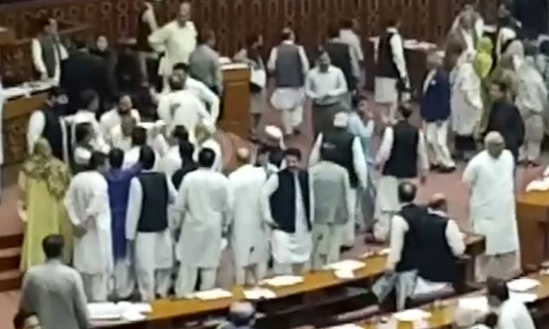 قومی اسمبلی کا اجلاس: اپوزیشن کا شور شرابہ، وزیراعظم اٹھ کر چلے گئے