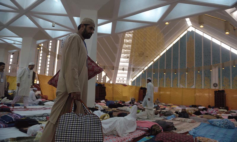 ملک بھر میں لاکھوں مسلمان اعتکاف بیٹھ گئے