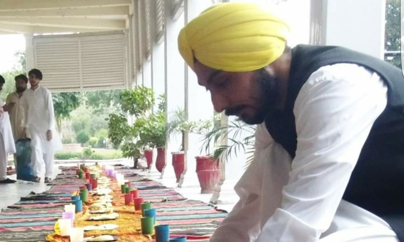 رپورٹ: پشاور کے غیر مسلم روزہ دار ۔۔۔ اور سکھوں کی افطاری