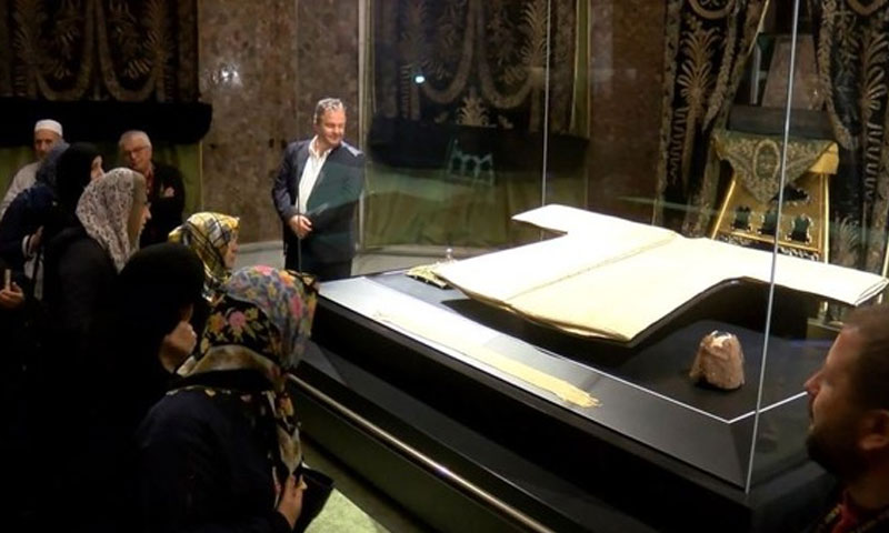 ترکی: حضورﷺ کا جبہ مبارک لوگوں کی زیارت کیلئے رکھ دیا گیا
