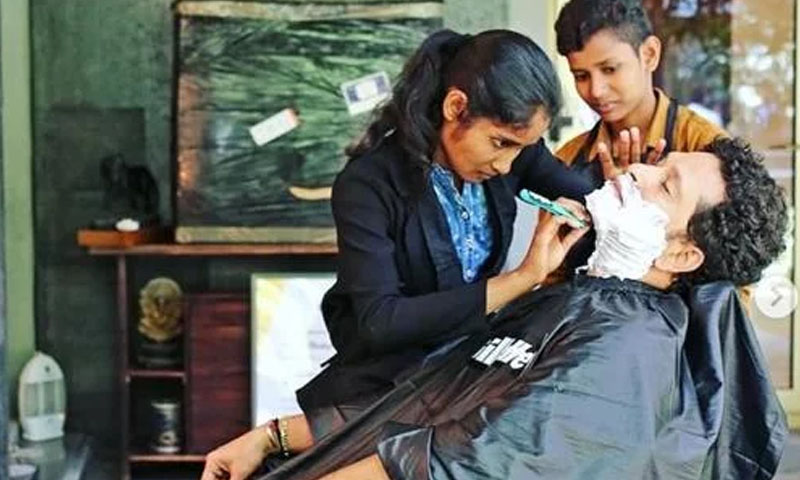 بھارت:دکھ کے دن بیت گئے،باربر شاپ گرلز کو اسکالرشپ مل گئی