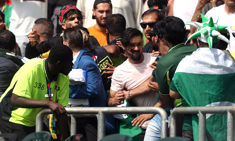 ہیڈنگلے: اسٹیڈیم کے باہر پاکستانی، افغان شائقین لڑ پڑے