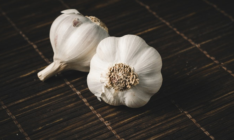 تکیے تلے لہسن رکھ پر سکون نیند کا لطف اٹھائیں