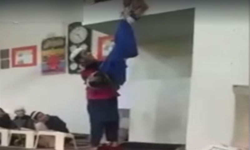 راولپنڈی: مدرسے میں بچے پر بدترین تشدد، ویڈیو وائرل