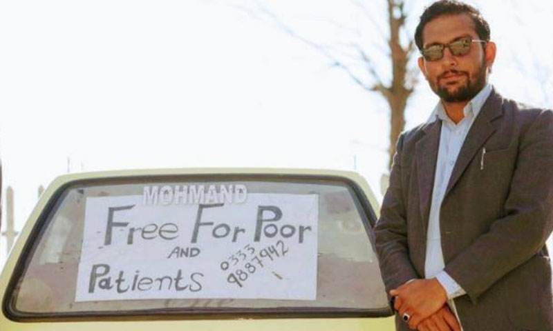 انسانیت کی خدمت کے لیے عامر مہمند کی ’مفت‘ ٹیکسی سروس