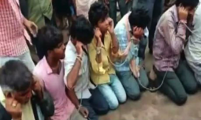 بھارت: مسلمانوں سے ہندوآنہ نعرے لگوانے کا ایک اور واقعہ پیش آگیا