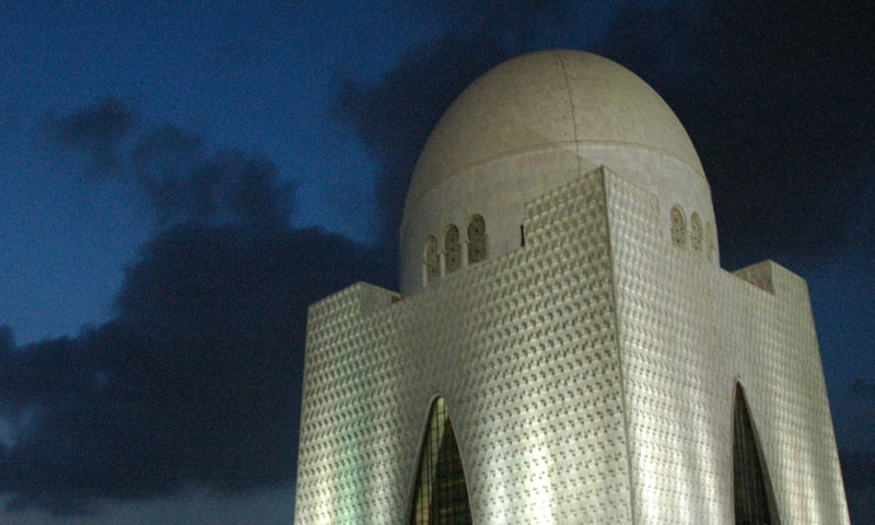 کراچی: چار منزلہ مخدوش عمارت گر گئی کراچی: چار منزلہ مخدوش عمارت گر گئی