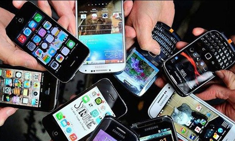 پاکستان میں 84 فیصد خواتین کو موبائل فون استعمال کے حوالے سے پابندیوں کا سامنا mobile