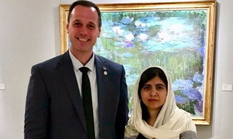 ملالہ اور کینیڈین سیاستدان کی تصویر زیر بحث کیوں؟